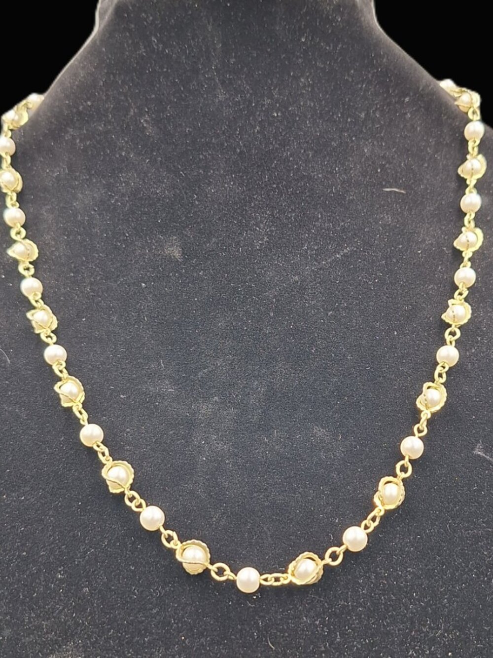 Vintage Sarah Coventry Gold tone necklace with faux pearls